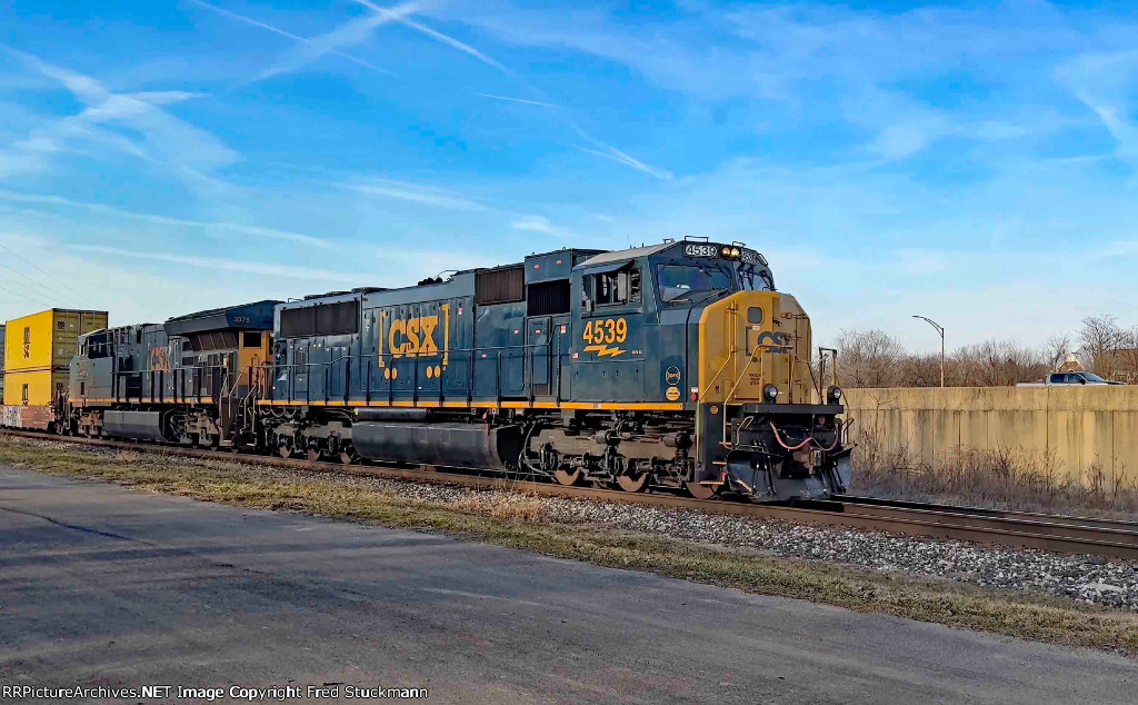 CSX 4539 leads I136.